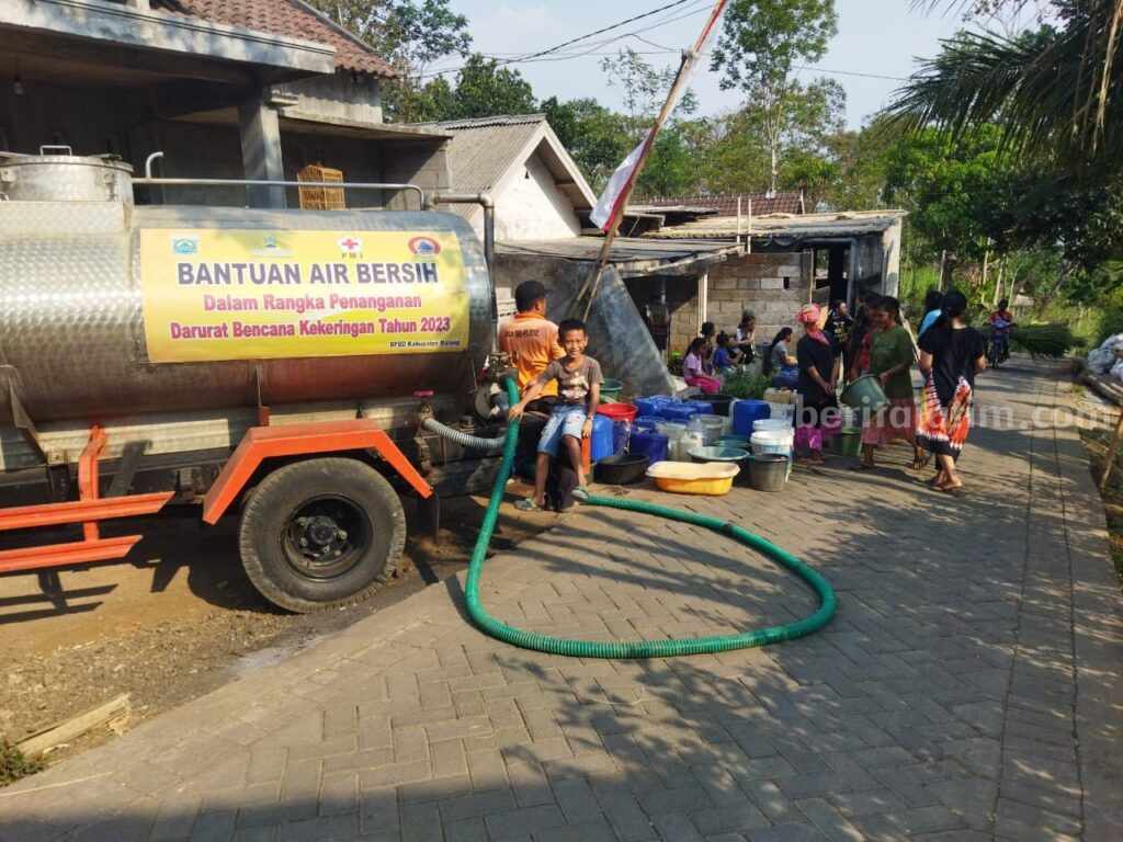 Atasi Kekeringan, BPBD Malang Salurkan 4 Tangki Air per Hari