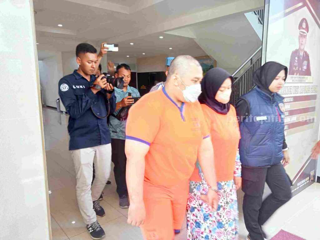 Dua tersangka yang membuang bayi tak berdosa hanya bisa tertunduk lesu usai menjalani pemeriksaan di Mapolres Gresik.