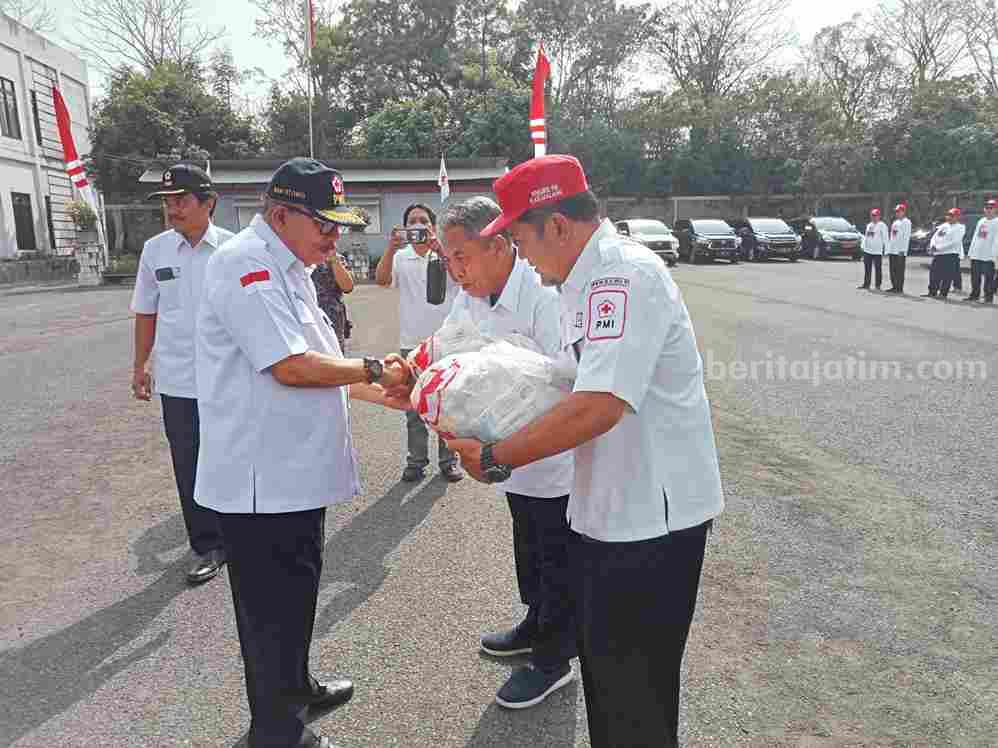 Ketua PMI Jawa Timur Imam Utomo saat bantuan sembako kepada anggota di acara HUT ke 78 di Kabupaten Gresik