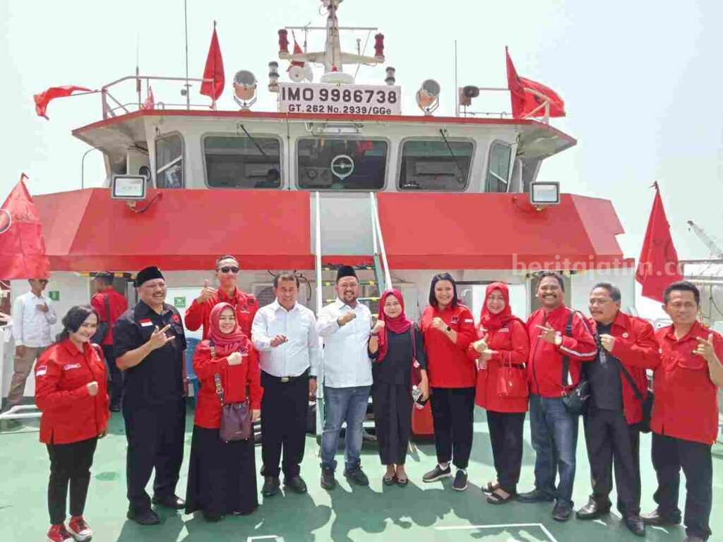 Sandar di Pelabuhan Gresik, Kapal RS Laksamana Malahayati Lakukan Pengobatan Gratis PDIP Gresik