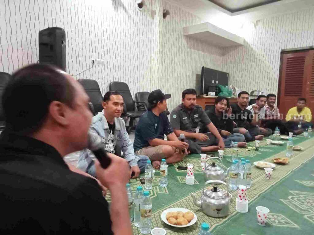 Foto direktur operasional Gresik United Thoriqi Fajrin saat berdiskusi dengan suporter ultras