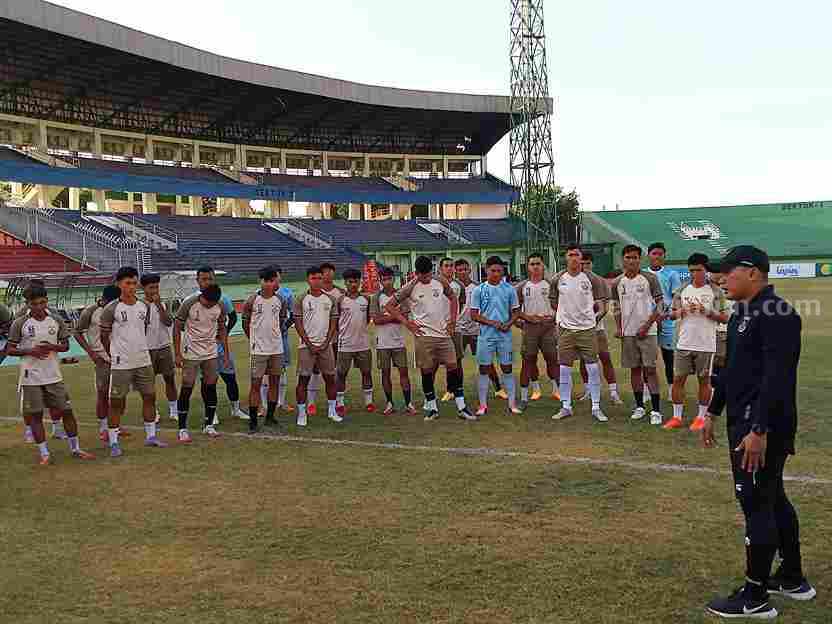 Pemain Gresik United saat melakukan official training di Stadion Gelora Delta Sidoarjo