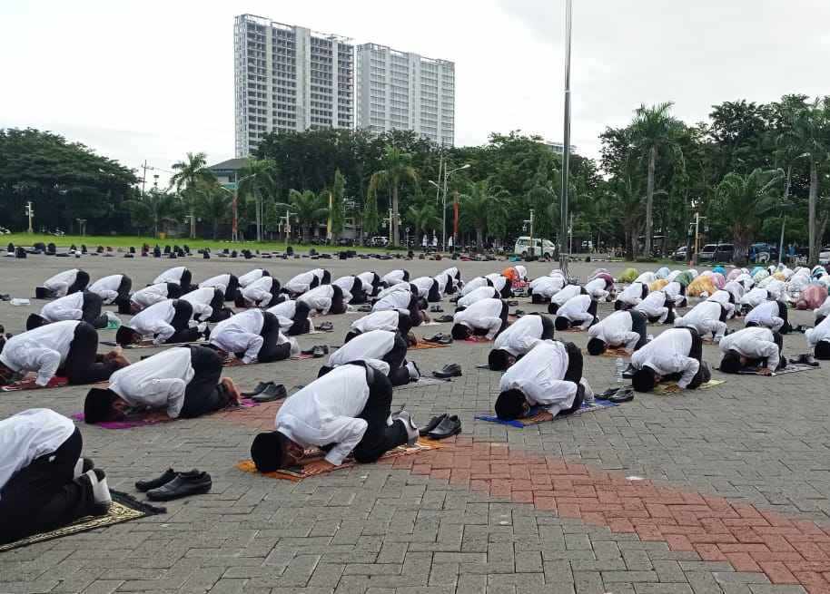 Foto ratusan PPPK Kabupaten Gresik melakukan sujud syukur usai menerima surat keputusan (SK) pengangkatan
