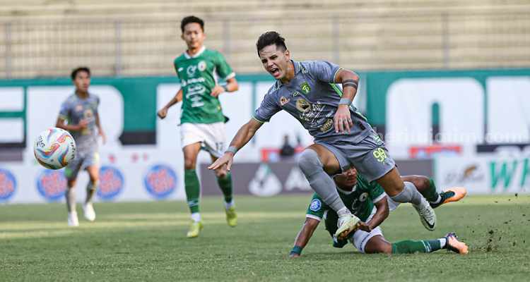 Laga Persebaya vs Borneo FC Dijaga 2.128 Petugas Persebaya Surabaya berlaga saat di Stadion Gelora Bung Tomo, Surabaya. (Way)