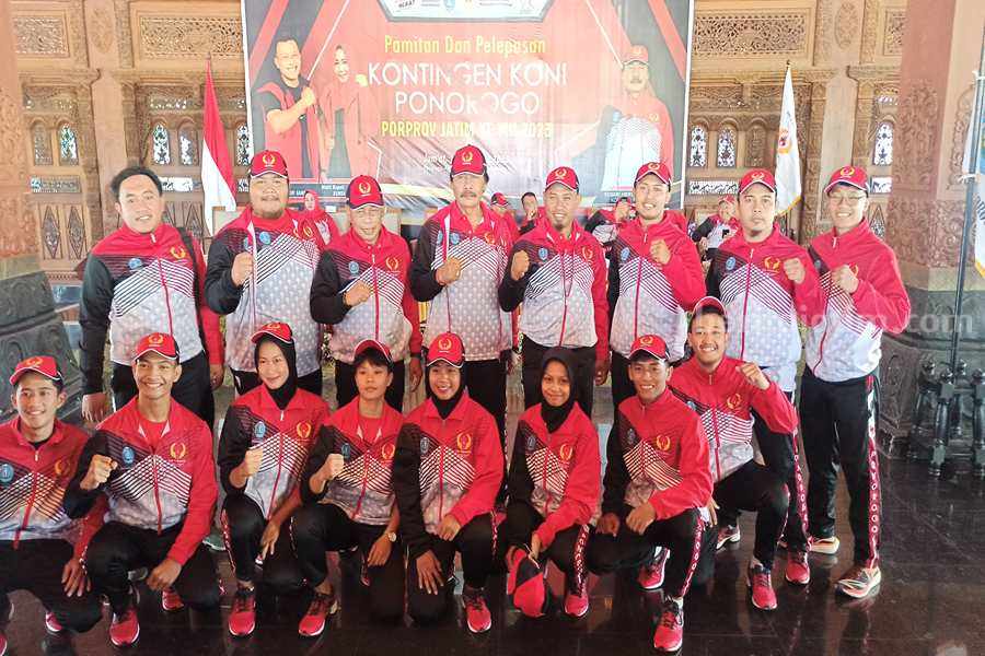 Bupati Sugiri Sancoko dan Ketua KONI Ponorogo Sugiri Heru Sangoko saat berfoto bersama perwakilan para atlet asal Ponorogo. (Foto/Endra Dwiono/Beritajatim.com)
