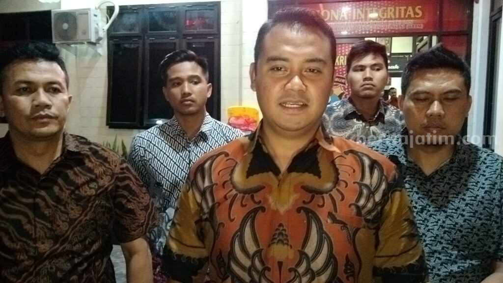 Gelar Perkara Tragedi Kanjuruhan Hadirkan Pelapor, Polisi: Ini Wujud Transparansi Kasatreskrim Polres Malang, AKP Wahyu Riski Saputro beserta 4 Orang Penyidik dalam gelar perkara tragedi Kanjuruhan, Jumat (1/9/2023) malam.
