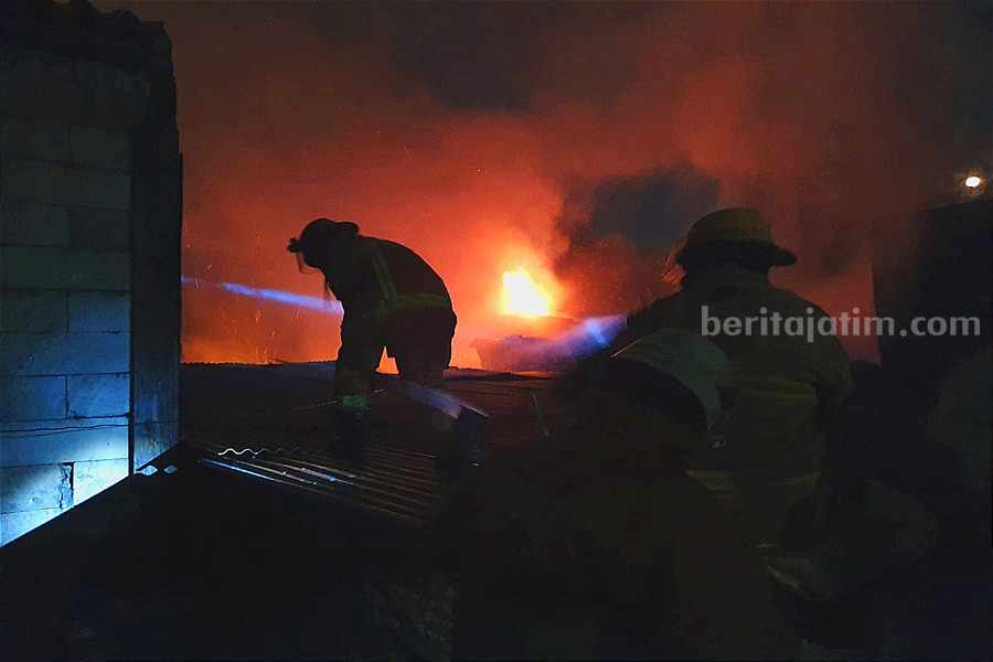 3 Rumah di Kenjeran Surabaya Ludes Terbakar Petugas pemadam kebakaran berusaha memadamkan api yang melahap 3 rumah di Jalan Kenjeran, Surabaya. Sabtu (02/09/2023).