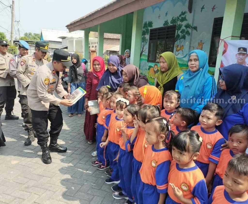 Kapolsek Cerme Iptu Andi Asworo saat membagikan buku gratis ke anak-anak TK.