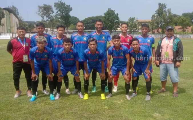 Ini Sosok di Balik Gagahnya Tim Sepakbola Porprov Putra Banyuwangi Manajer tim sepakbola Porprov putra Banyuwangi, Hariono (paling kanan) saat mendampingi tim. (rindi)