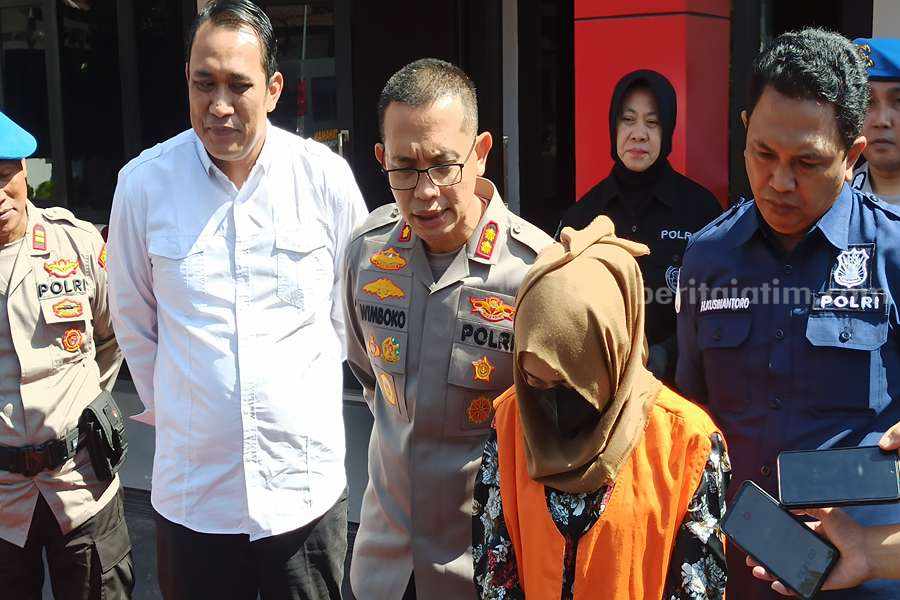 Kapolres Ponorogo AKBP Wimboko didampingi Kasat Resnarkoba saat menanyai tersangka Konyel (Foto/Endra Dwiono/Beritajatim.com)