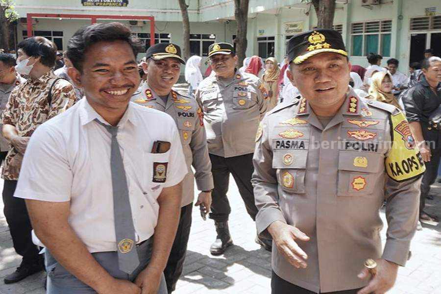 Salah satu siswa SMK Prapanca 2 bersama Kapolrestabes Surabaya, Kombes Pol Pasma Royce, Senin (04/09/2023) usai pembukaan gembok.