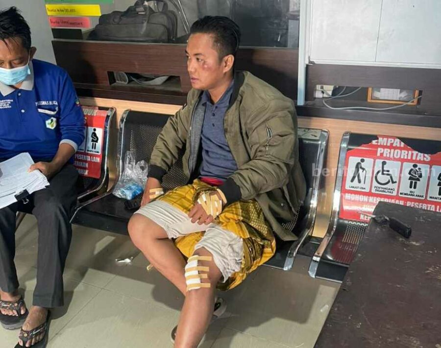 Jalan Raya Bangkalan Rawan Kecelakaan Akibat Air Garam Korban tergelincir di jalan raya Bangkalan (Foto: Zamachsari/beritajatim.com)