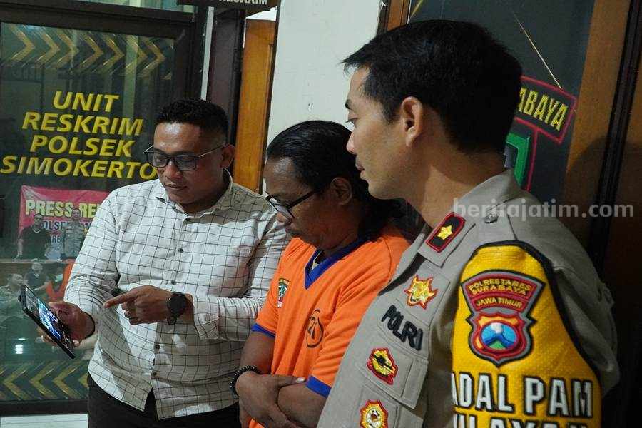Supandi (tengah) ketika ditunjukan rekaman CCTV oleh Kapolsek Simokerto Kompol Dwi Nugroho (kanan). (Foto/dokumen Polsek)