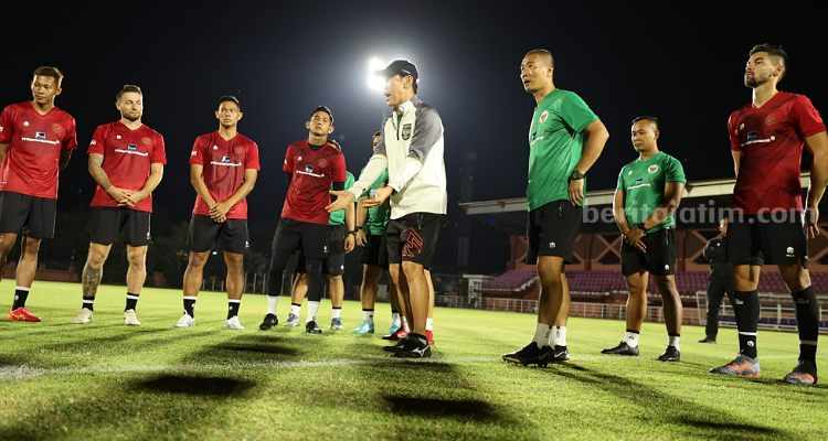 Empat Pemain Timnas Cedera Jelang FIFA Match Day, Ini Penggantinya Latihan perdana Timnas Indonesia di Lapangan Thor, Surabaya. (Way)