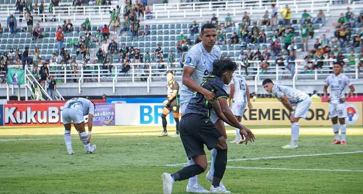 Catur Arif saat di bopong Leo Lelis, pemain asing Borneo FC. (Way)