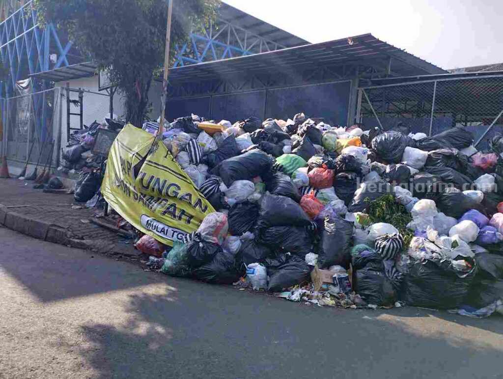 Meski larangan membuang sampah sudah ditulis namun sebagian warga Kota Yogyakarta masih tetap nekat membuang sampah sembarangan sehingga menyebabkan kondisi lingkungan sekitar menjadi bau -- (Rahajeng Kartika)