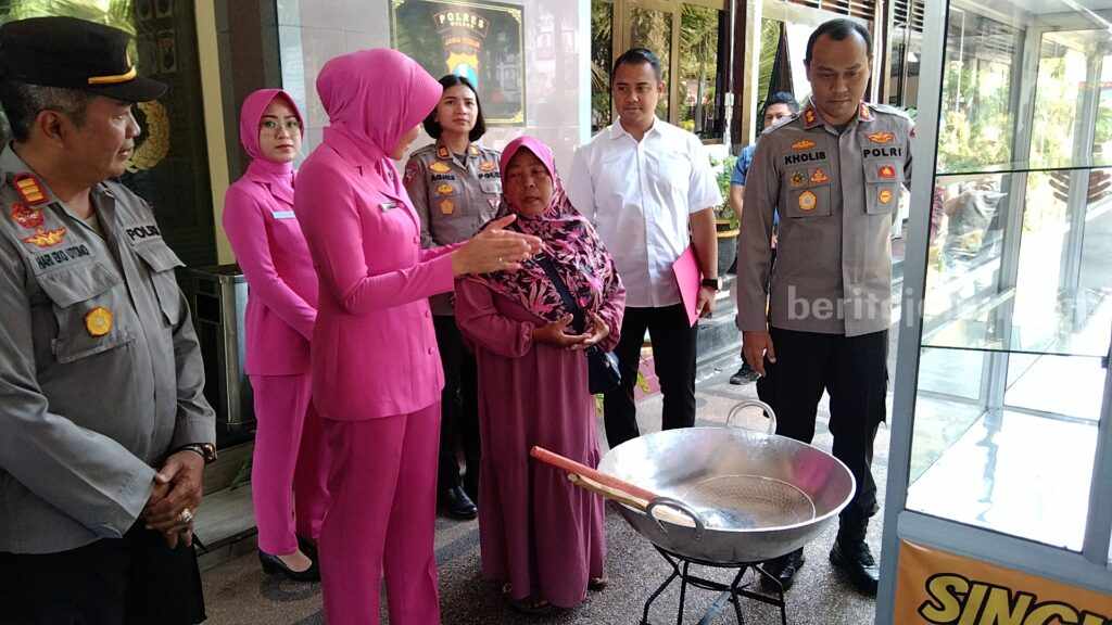 Kapolres Malang AKBP Putu Kholis Aryana, menyerahkan bantuan UMKM bagi keluarga korban tragedi Kanjuruhan, Rabu (6/9/2023).