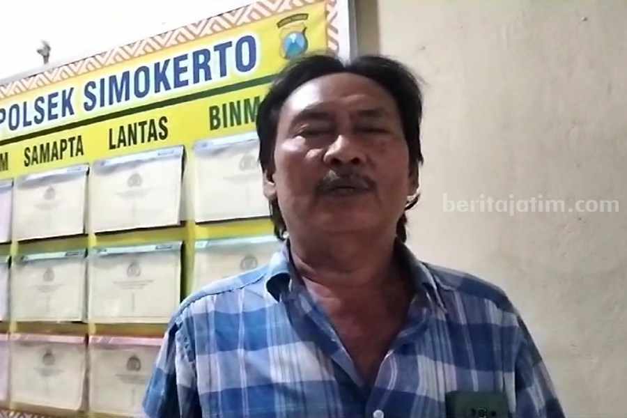 Pencuri Motor Dimassa Warga Simokerto Surabaya, Meninggal di RS Soewandi Muhammad Sari saat diwawancarai awak media di kantor Polsek Simokerto, Rabu (06/09/2023) malam. (Foto/Anggadia)