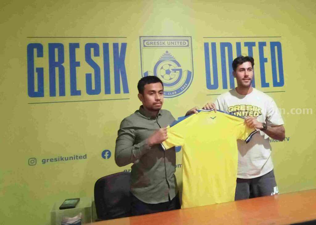 Foto CEO Gresik United Muhammad Allan (kiri) dengan pemain barunya asal Spanyol Victor Bertomeu