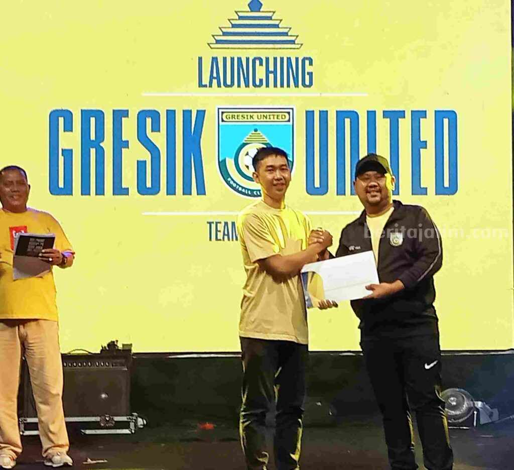 Foto Presiden klub Gresik United Fandi Akhmad Yani (kanan) saat memberikan tunggakan gaji kepada Laundry pemain yang merumput di kompetisi Indonesia Super League (ISL) musim 2016-2017