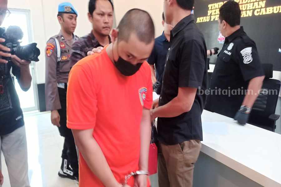 Tersangka Himar yang tega menyetubuhi tetangganya yang masih di bawah umur. (Foto/Dok.Beritajatim.com)