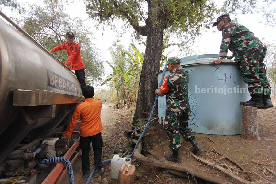 BPBD Ponorogo mulai melakukan droping air bersih ke Dusun Jenggring Desa Duri Slahung sejak awal bulan Agustus lalu. (Foto/Istimewa)