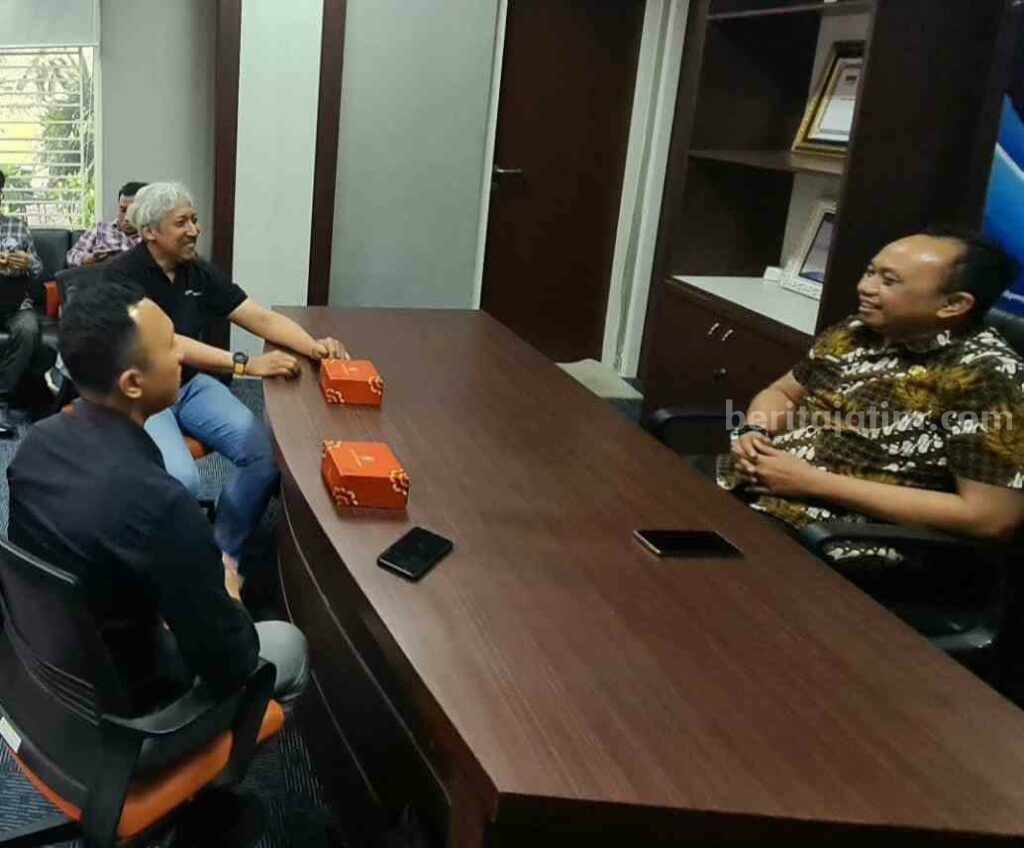 Dua investor melakukan konsultasi terkait pengurusan perizinan di DPMPTSP.