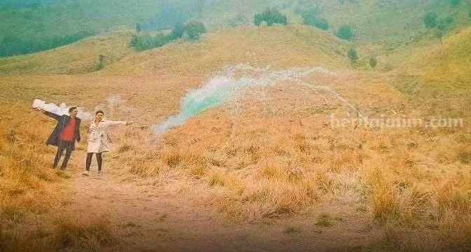 Foto Prewedding gunakan flare yang sebabkan Bukit Teletubbies, Bromo kebakaran. (Sumber foto: Instagram @lumajang.ku)