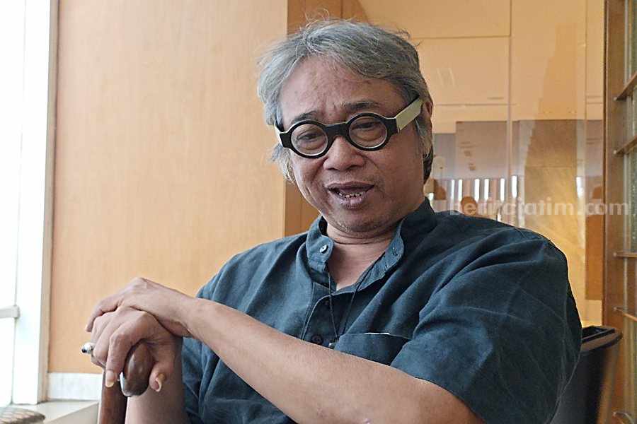 Butet Usulkan Pendidikan Kebudayaan di Proyek IKN Bambang Ekoloyo Butet Kartaredjasa (Butet) ketika ditemui Beritajatim di acara FGD Pengembangan Seni dan Budaya yang diselenggarakan oleh Otorita Ibu Kota Nusantara (IKN) di Hotel Vasa, Jl HR Muhammad, Jumat (08/09/2023). (Foto/Anggadia).