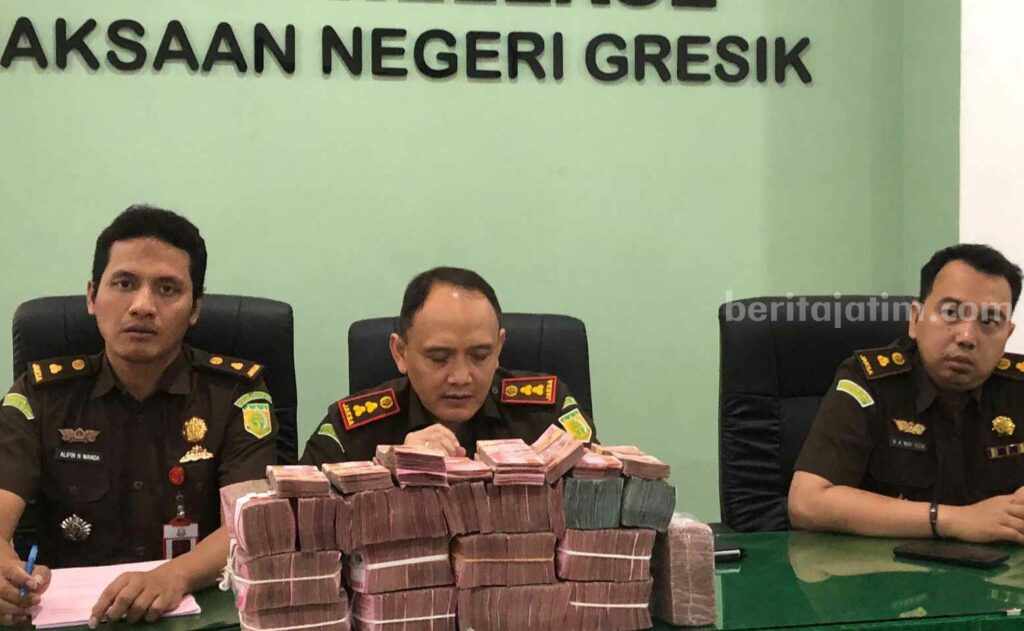 Kepala Kejaksaan Negeri (Kejari) Gresik Nana Riana (tengah) saat memberikan keterangan kasus dugaan penyimpangan dana hibah UMKM