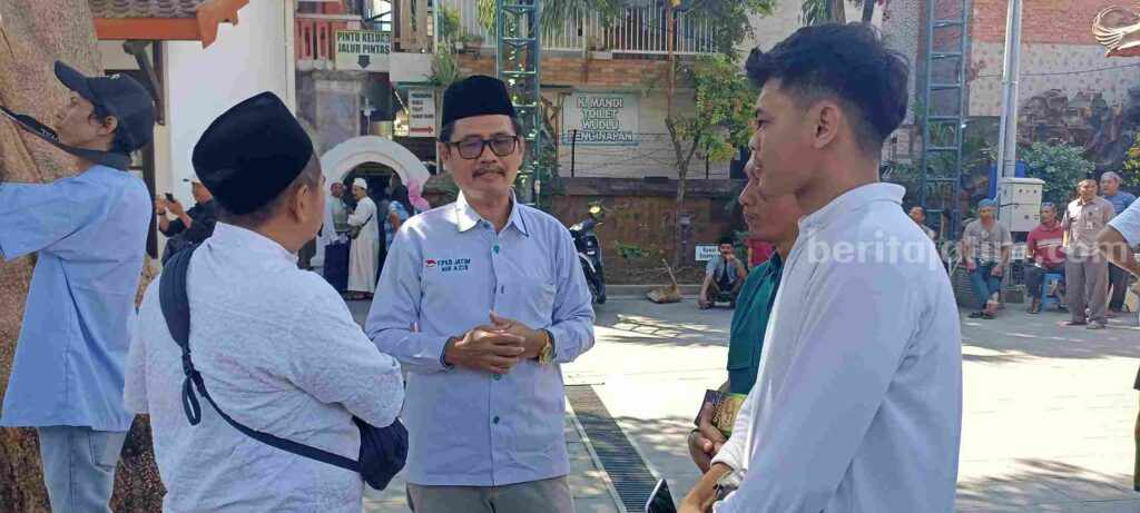Anggota Dewan Perwakilan Rakyat Daerah (DPRD) Provinsi Jawa Timur fraksi Partai Kebangkitan Bangsa (PKB) Dapil XII Tuban- Bojonegoro, Nur Aziz saat berada di area Makam Sunan Bonang. [Foto:Diah Ayu/beritajatim.com]