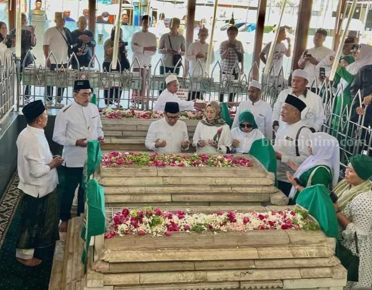 cawapres Muhaimin Iskandar (tiga dari kiri) saat berdoa makam Maulana Malik Ibrahim