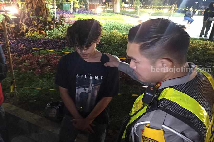 Rafli saat diinterograsi oleh petugas kepolisian, Minggu (10/09/2023) dini hari di Jl. Gubernur Suryo. Ia mendapatkan wejangan khusus dari Kasatlantas Polrestabes Surabaya, AKBP Arif Fazzlurahman. (Foto/Anggadia).