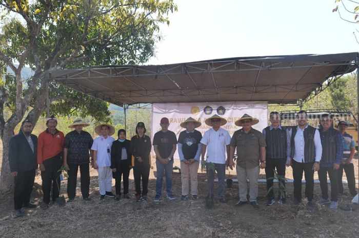 IKA UB Kota Kediri – Dirjen Hortikultura Tanam Ribuan Bibit Buah Unggulan
