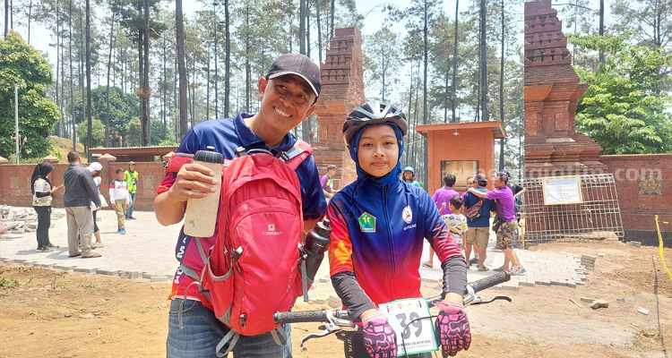 Atlet Sepeda Termuda Asal Malang Berharap Bisa Imbangi Seniornya di Kategori XCO Anjani pesepeda termuda asal Malang bersama sang pelatih Yudi di Pacet Mojokero. (Way).