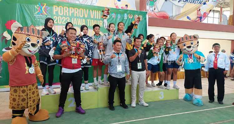 Kabupaten Blitar Berhasil Kawinkan Medali Emas di Nomor Doubel Event Sepak Takraw Tim putri sepak takraw Blitar usai mendapat medali emas.(way)