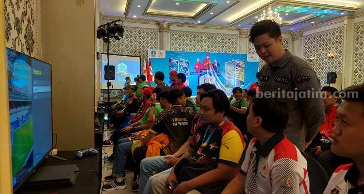 Esport Bidik Bibit Baru Lewat Porprov Jatim VIII Daniel Agung, Ketua Harian Esport Jatim saat cek kesiapan para atlet. (Way)