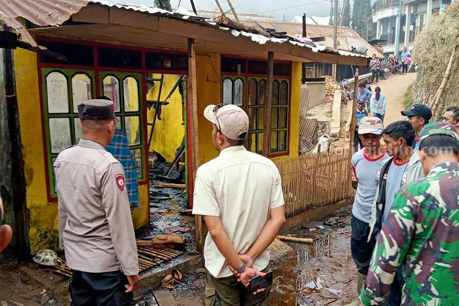 Petugas kepolisan dan TNI saat mendatang lokasi kejadian kebakaran rumah.