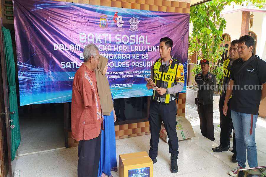 Peringati HUT Lalu Lintas Bhayangkara ke 68, Satlantas Polres Pasuruan Beri Baksos pada Korban Laka Kasat Lantas Polres Pasuruan, AKP Yudhi Anugrah Putra saat berikan bantuan sosial kepada keluarga korban kecelakaan