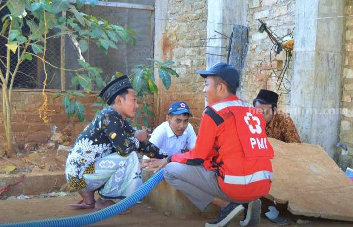PMI Pamekasan Distribusikan Air Bersih Gratis di Pesantren