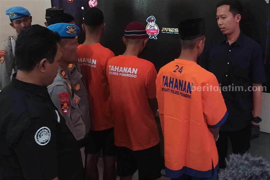 3 Pencuri Motor Ponorogo Jual Ecer di Medsos 3 Tersangka kasus curanmor saat berada di Mapolres Ponorogo. (Foto/Endra Dwiono/Beritajatim.com)