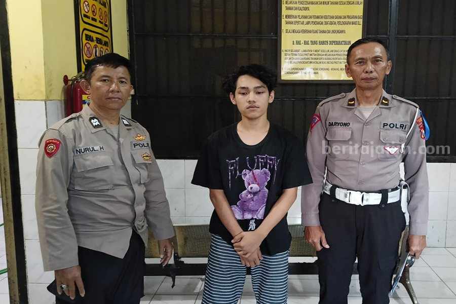Rafli (tengah) usai ditetapkan sebagai tersangka, Selasa (12/09/2023). (Foto/ist).