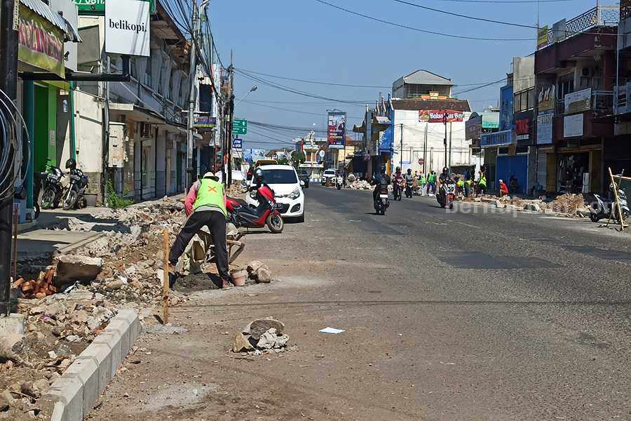 Pelebaran trotoar menjadi bagian dari faceoff pedestrian di Jalan Gajahmada Ponorogo. (Foto/Endra Dwiono/Beritajatim.com)