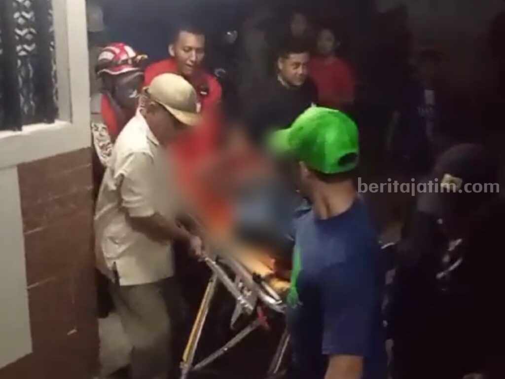 Kabur dari Liponsos, Warga Surabaya Dibacok Orang Korban Aris saat dievakuasi oleh callcenter 112 usai menjadi korban pembacokan, Sabtu (09/09/2023). (Foto/ist).