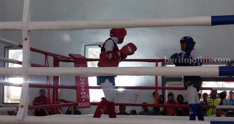 Atlet Muaythai Putri Kota Surabaya Raih 3 Medali Emas dan 2 Perunggu di Hari Ketiga Porprov VIII Final Muaythai di beberapa nomor di SMAN 2 Mojokerto. (Way)