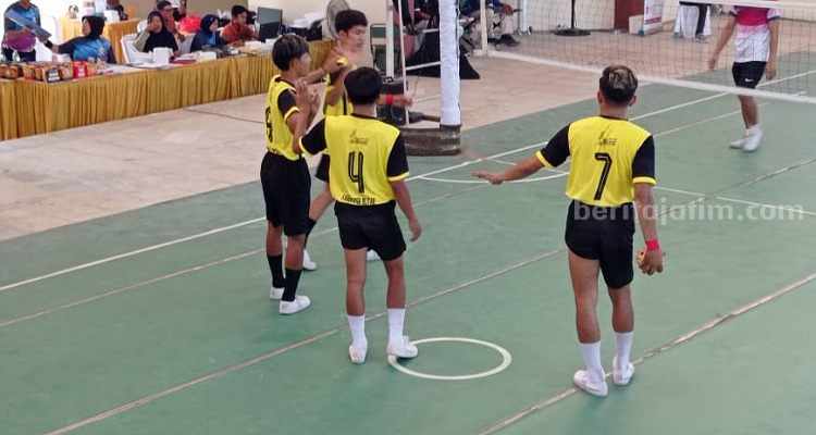 Kabupaten Blitar dan Sidoarjo Berbagi Emas Sepak Takraw Porprov Jatim Sepak Takraw di gedung Seni Mojopahit, Kota Mojokerto. (Way)