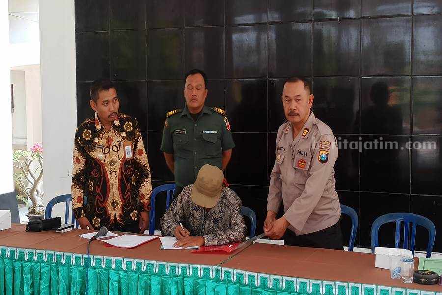 Para pihak melakukan penandatanganan terkait dengan kesepakatan yang telah disepakati. (Foto/Endra Dwiono/Beritajatim.com)