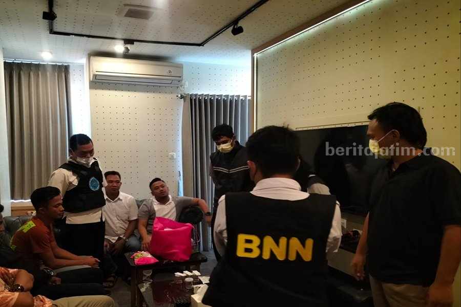 Petugas BNNK Surabaya saat melakukan penggerebekan di kamar hotel Twin Tower.