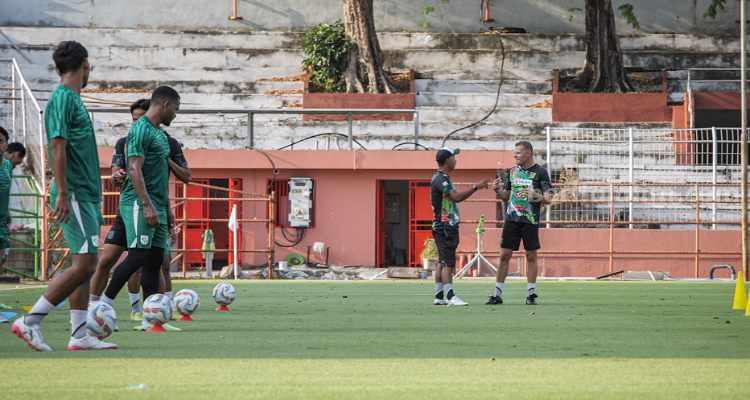 Pelatih Persebaya Surabaya, Josep Gombau. (Way)