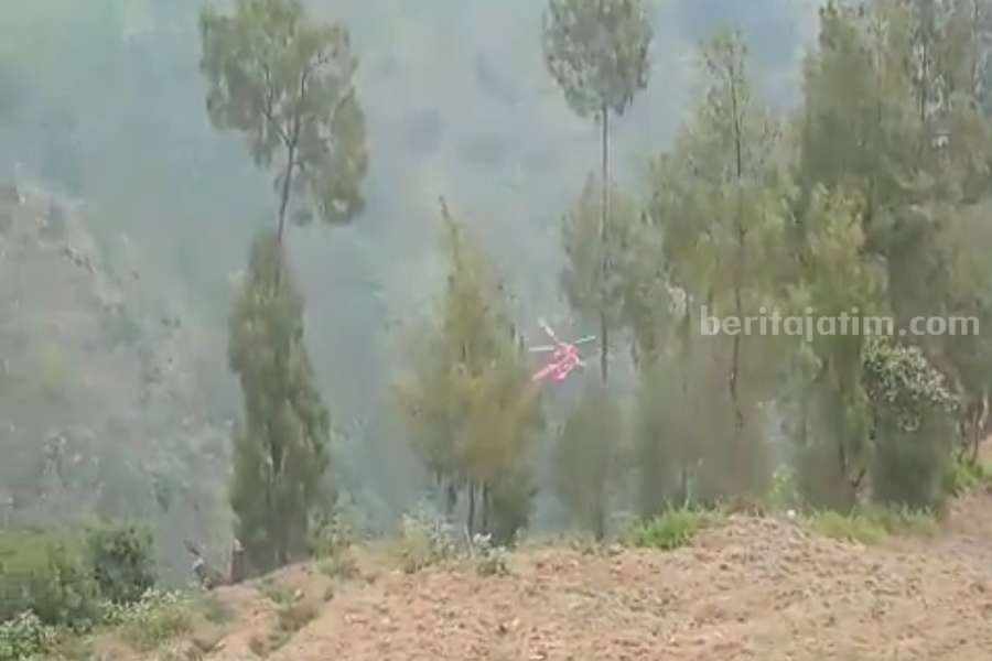 Helikopter saat melakukan water booming di wilayah tak terjangkau manusia.